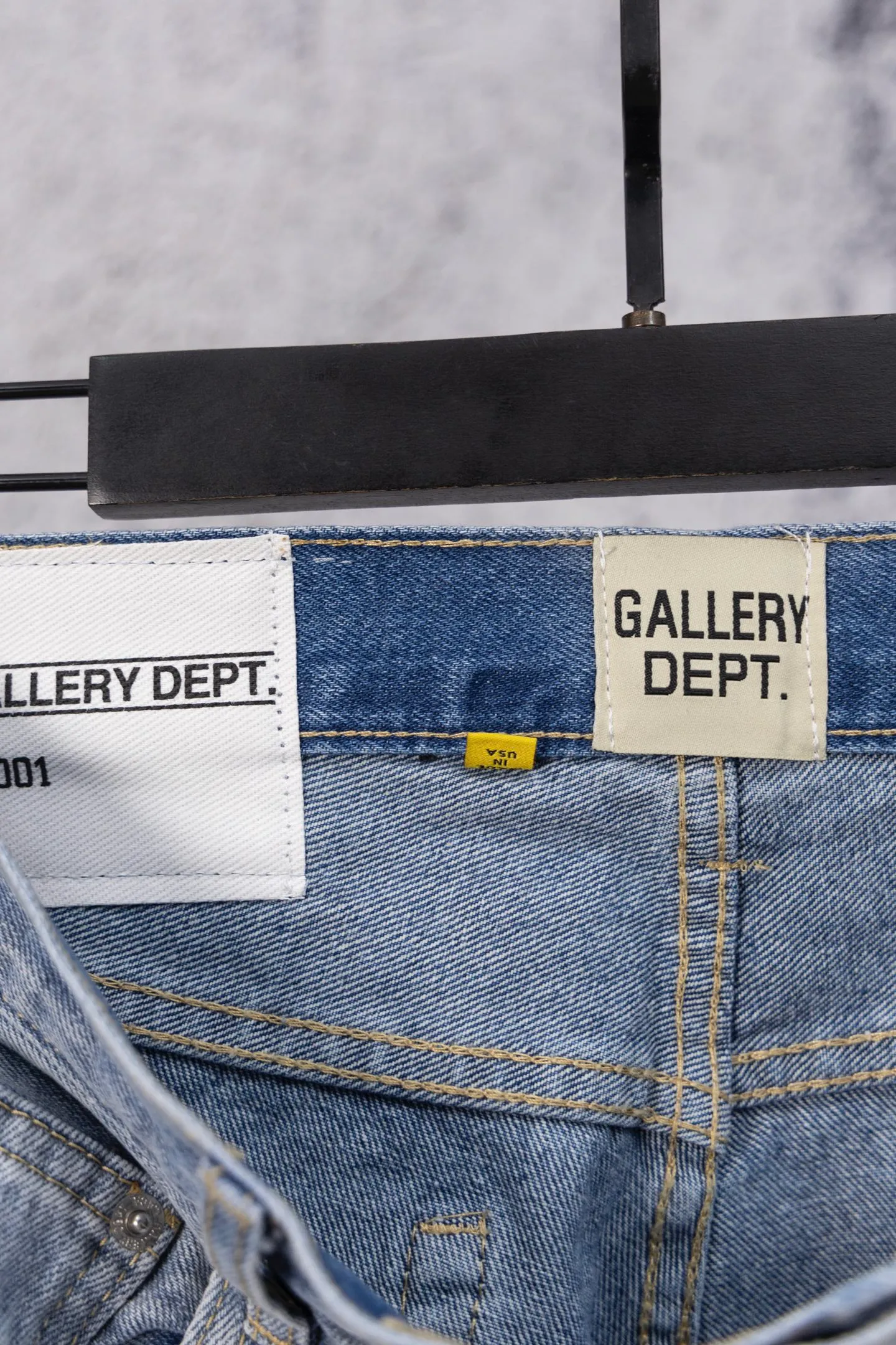 💰240 GALLERY DEPT.25ss new style. Denim spliced ​​with all-over printed leather ripped bell-bottoms, washed and distressed jeans. Gallery Dept. was born in the soil of Los Angeles street culture. With the core concept of "art is daily life", it deeply integrates traditional denim craftsmanship with modern graffiti art. The brand transforms old denim, Vintage T-shirts and other items by hand, giving them personalized elements such as wear, splashing, splicing, etc. Each piece is hand-finished by craftsmen and has both artistic collection value and practical function. In 2021, the joint capsule series with French veteran Lanvin and the cooperation with Chrome Hearts have attracted the attention of the fashion industry, confirming its transformation from an independent studio to an international trend symbol. Gallery Dept. targets the global fashion pioneer group aged 18-35 and positions itself as a "high street art trendy brand". Its core competitiveness lies in: • Cultural symbol output: Through endorsements from stars such as Virgil Abloh, Jennie, and Justin Bieber, it strengthens the brand's benchmark status in the hip-hop and fashion circles. Size: 28-36 Color: Blue
